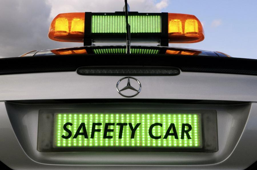 Mercedes-Benz SL63 AMG F1 Safety Car 2009 года  (фото 13 из 33)